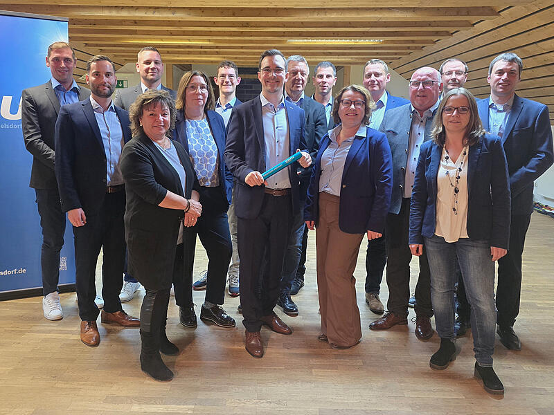 Nico Kauper mit dem Staffelstab in der Mitte seines Teams in Adelsdorf. Nico Kauper mit dem Staffelstab in der Mitte seines Teams in Adelsdorf.