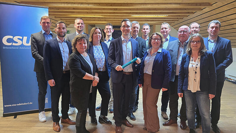 Nico Kauper mit dem Staffelstab in der Mitte seines Teams in Adelsdorf. Nico Kauper mit dem Staffelstab in der Mitte seines Teams in Adelsdorf.