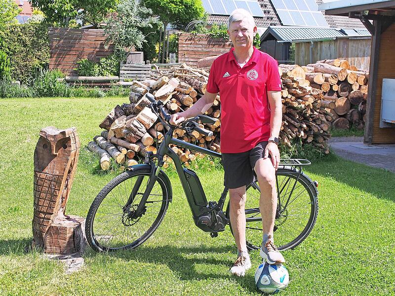 Das Bild zeigt den leidenschaftlichen Sportler Georg &bdquo;Schorsch&ldquo; B&uuml;lling in seinem Garten.