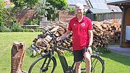 Das Bild zeigt den leidenschaftlichen Sportler Georg &bdquo;Schorsch&ldquo; B&uuml;lling in seinem Garten.