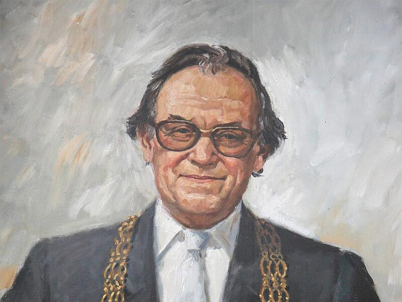 Karlheinz Ritter von TraitteurForchheim & Fränkische Schweiz Im Schulhaus der Ritter-von-Traitteur-Schule in Forchheim erinnert dieses Gemälde an den Namensgeber Karlheinz Ritter von Traitteur (1926-2000).