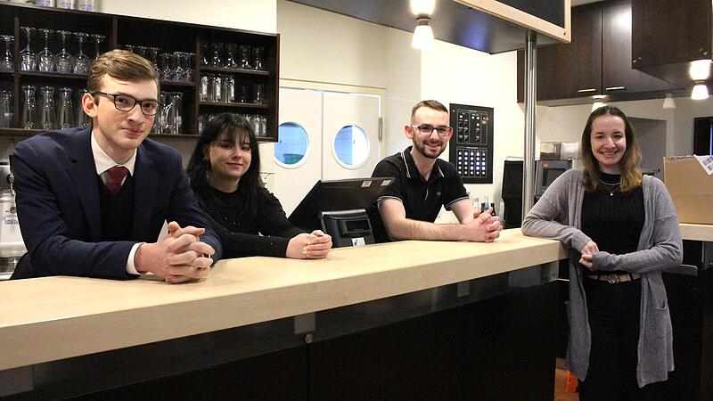 Beverly Borg (rechts) er&ouml;ffnet Anfang M&auml;rz die Klsotersch&auml;nke auf dem Volkersberg. Partner Julian Klein (2.v.r.) sowie die Freunde Kim R&uuml;ttiger und Dominik Siebert unterst&uuml;tzen sie dabei.