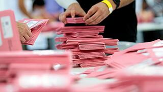 Bundestagswahl - Auszählung Briefwahl in Bayern