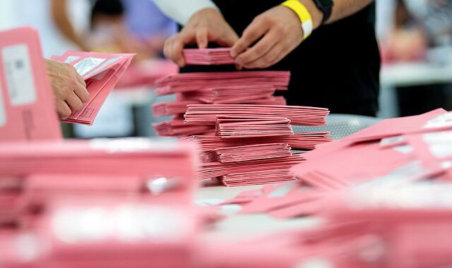 Bundestagswahl - Auszählung Briefwahl in Bayern