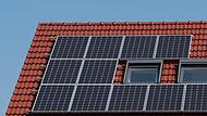 Eine PV-Anlage auf dem Dach – in der Art würde sie in Teilen Bad Kissingens wohl nicht genehmigt. Doch es gibt bereits Lösungen, etwa rote Solarziegel, die auch im denkmalgeschützten Bereich zulässig sind. Eine PV-Anlage auf dem Dach – in der Art würde sie in Teilen Bad Kissingens wohl nicht genehmigt. Doch es gibt bereits Lösungen, etwa rote Solarziegel, die auch im denkmalgeschützten Bereich zulässig sind.