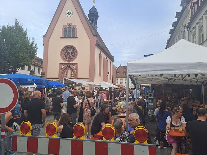 Bamberger Sandkirchweih 2023: Die Besucher feiern vor der Kirche St. Elisabeth im Sand