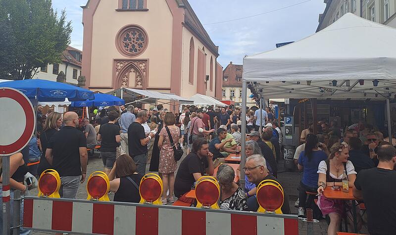 Bamberger Sandkirchweih 2023: Die Besucher feiern vor der Kirche St. Elisabeth im Sand