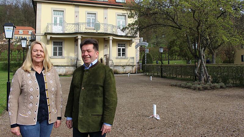 Andrea Schallenkammer und J&uuml;rgen Wilzbach vor dem Biergarten im Staatsbad. Noch fehlt die Bestuhlung.