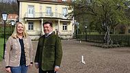 Andrea Schallenkammer und J&uuml;rgen Wilzbach vor dem Biergarten im Staatsbad. Noch fehlt die Bestuhlung.