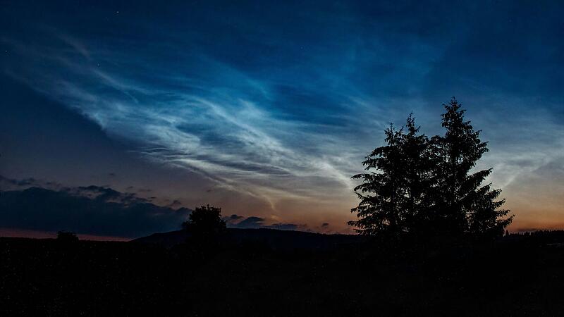 Dieses Bild zeigt leuchtende Nachtwolken vor zwei Jahren w&auml;hrend der Mitternachtsd&auml;mmerung in der Rh&ouml;n. Sie haben die typisch schleierartige Form.