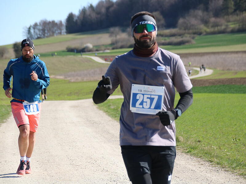 Strahlender Sonnenschein, aber nur niedrige Plusgrade erwartete die L&auml;ufer beim 19. Obermain-Marathon rund um Bad Staffelstein. Die Marathon-Strecke f&uuml;hrte wieder an den beiden Wahrzeichen der Kurstadt, dem Kloster Banz und der Basilika Vierzehnheiligen vorbei.