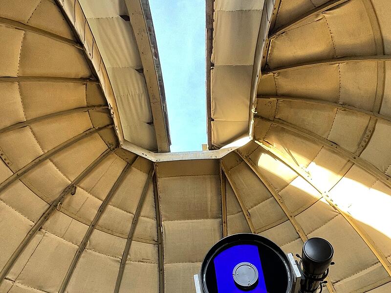 Blick in eine ge&ouml;ffnete Teleskopkuppel der Bamberger Sternwarte