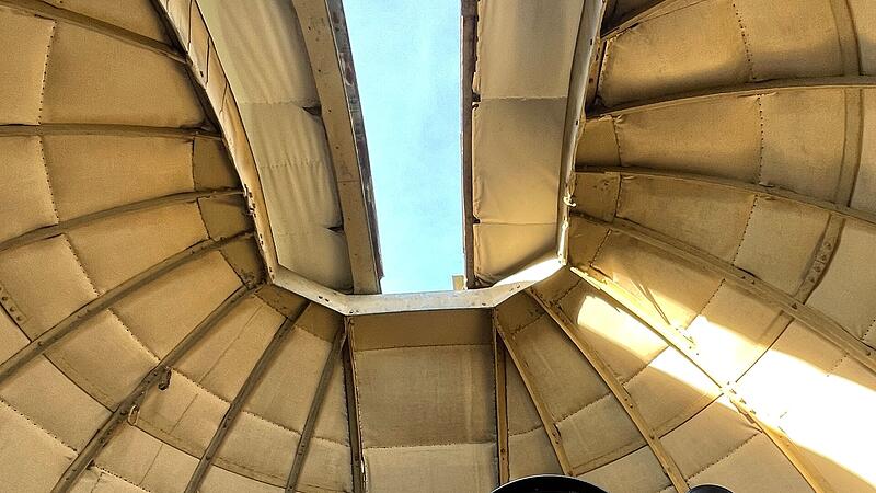 Blick in eine ge&ouml;ffnete Teleskopkuppel der Bamberger Sternwarte