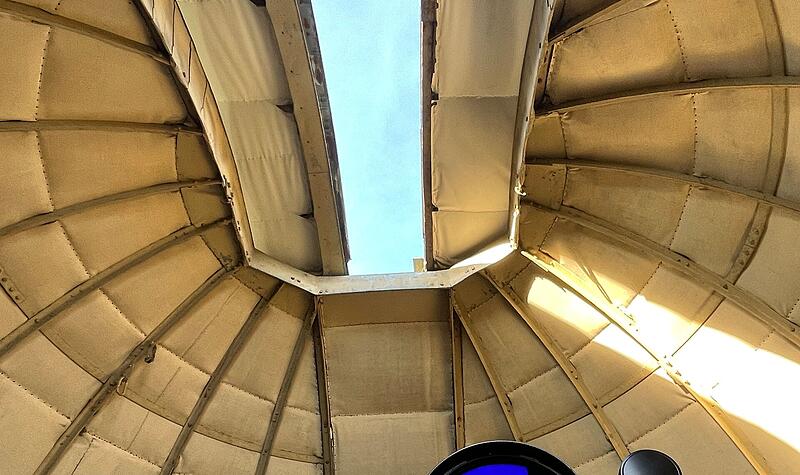 Blick in eine geöffnete Teleskopkuppel der Bamberger Sternwarte Blick in eine geöffnete Teleskopkuppel der Bamberger Sternwarte