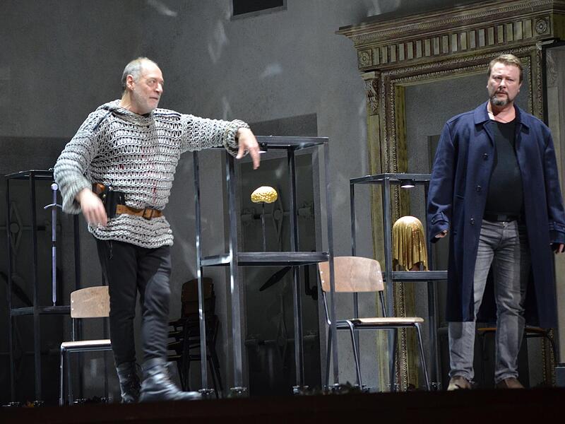 Siegfried und Hagen in der Gibichungen-Halle. Siegfried und Hagen in der Gibichungen-Halle.