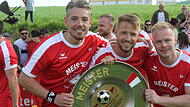 Gabriel Vargas, Tobias Eller und Sebastian Stahn (von links) präsentieren die inoffizielle Meisterschale des TSV Obersiemau.Meisterfeier TSV Obersiemau_A-Klasse 1 CO 2023/14 Gabriel Vargas, Tobias Eller und Sebastian Stahn (von links) präsentieren die inoffizielle Meisterschale des TSV Obersiemau.