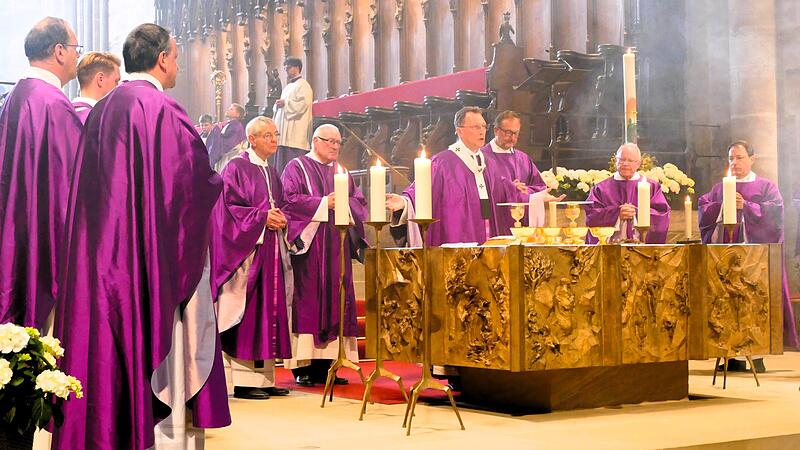 Abschied von Papst Franziskus in Bamberg mit Erzbischof und Gl&auml;ubigen