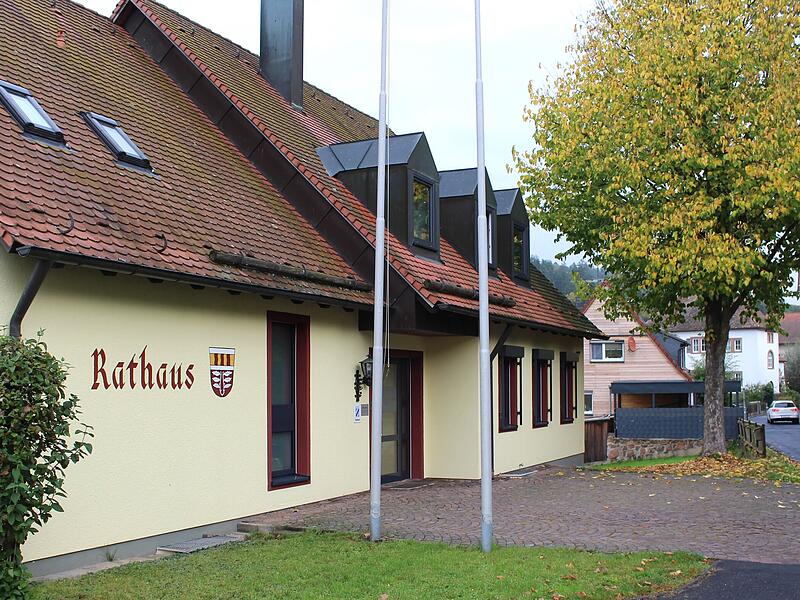 Das Investitionsvolumen in der Marktgemeinde Zeitlofs steigt stark an. Die Gemeinde wird sich in Zukunft verschulden m&uuml;ssen.
