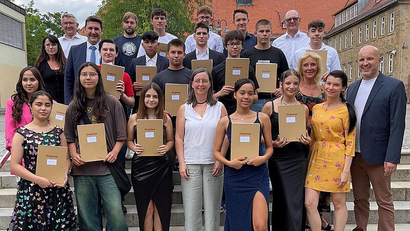 Unser Bild zeigt die Entlasssch&uuml;ler der Mittelschule Zeil-Sand mit Schulleiter Sven Steger, Klassenleiterin Angela G&ouml;bel sowie den Ehreng&auml;sten und Sponsoren der Schulentlassfeier.