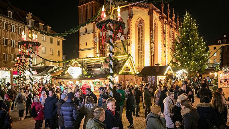 Zahlreiche Menschen besuchen den W&uuml;rzburger Weihnachtsmarkt in der Innenstadt.