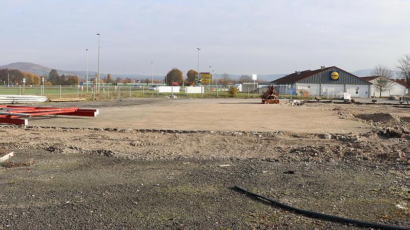 Hier könnte neben einem neuen Beck-Drive-in eine Aldi-Filiale entstehen. Oder doch ein Rossmann-Drogeriemarkt?Forchheim & Fränkische Schweiz Hier könnte neben einem neuen Beck-Drive-in eine Aldi-Filiale entstehen. Oder doch ein Rossmann-Drogeriemarkt?Forchheim & Fränkische Schweiz