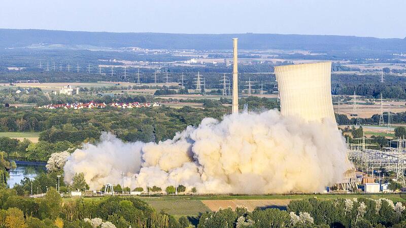 Am 16. August 2024 wurden die Kühltürme am stillgelegten Kernkraftwerk Grafenrheinfeld gesprengt. Die Sprengung hatte sich verzögert, weil ein Pro-Atomkraft-Aktivist auf einen Strommast geklettert war. Die strafrechtlichen Ermittlungen gegen ihn s... Am 16. August 2024 wurden die Kühltürme am stillgelegten Kernkraftwerk Grafenrheinfeld gesprengt. Die Sprengung hatte sich verzögert, weil ein Pro-Atomkraft-Aktivist auf einen Strommast geklettert war. Die strafrechtlichen Ermittlungen gegen ihn s...