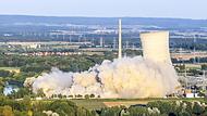 Am 16. August 2024 wurden die Kühltürme am stillgelegten Kernkraftwerk Grafenrheinfeld gesprengt. Die Sprengung hatte sich verzögert, weil ein Pro-Atomkraft-Aktivist auf einen Strommast geklettert war. Die strafrechtlichen Ermittlungen gegen ihn s... Am 16. August 2024 wurden die Kühltürme am stillgelegten Kernkraftwerk Grafenrheinfeld gesprengt. Die Sprengung hatte sich verzögert, weil ein Pro-Atomkraft-Aktivist auf einen Strommast geklettert war. Die strafrechtlichen Ermittlungen gegen ihn s...