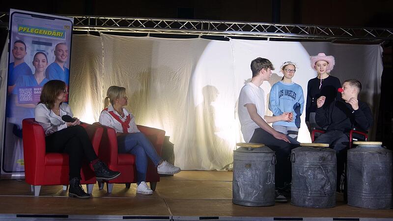 Achtkl&auml;ssler der RS I entwickelten eine szenische Berufsberatung zur Pflege: Mit im Bild (von links) die Wohnbereichsleiterinnen Julia Hofman und Carina St&ouml;&szlig; vom evangelischen Lucas-Cranach-Seniorenhaus Kronach.