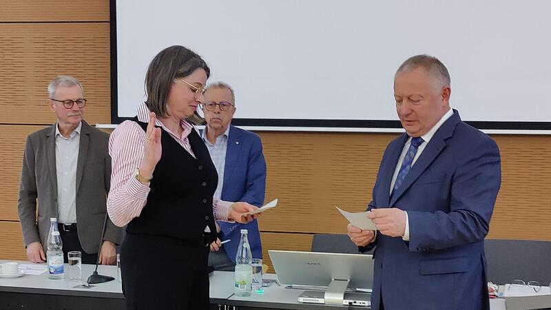 Landrat Thomas Bold vereidigt die neue Kreisrätin Annette Scheder. Landrat Thomas Bold vereidigt die neue Kreisrätin Annette Scheder.