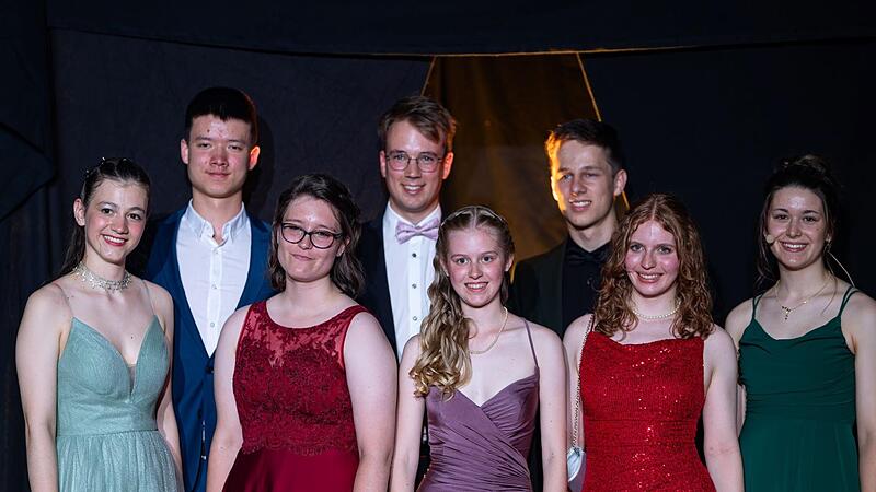 Die Abiturienten mit 1,0er-Abi (vorne v.&nbsp;l.): Kiara Birkner, Johanna Sperber, Judith Kraus, Anne Schmuck, Hanele Fr&ouml;hlich; (hinten v.&nbsp;l.) Felix Stier, Julius K&ouml;hler, Jan Bieberle.