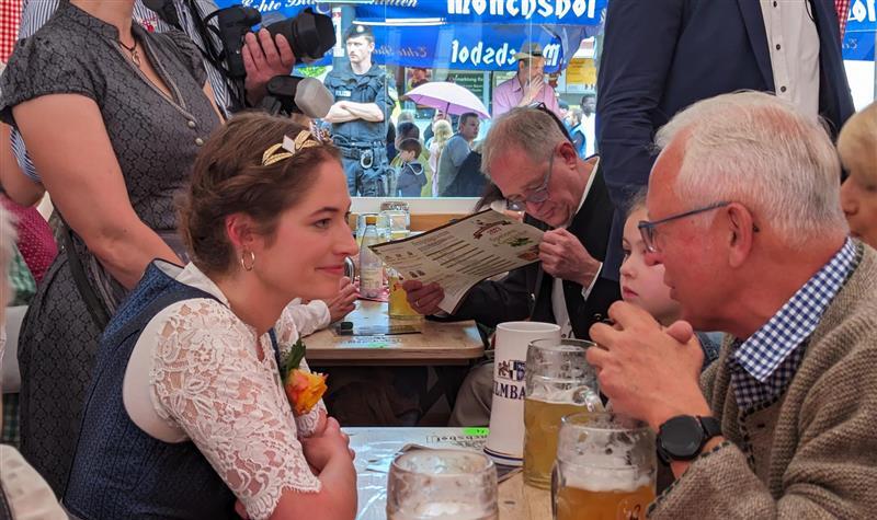 Bierkönigin Mona Sommer