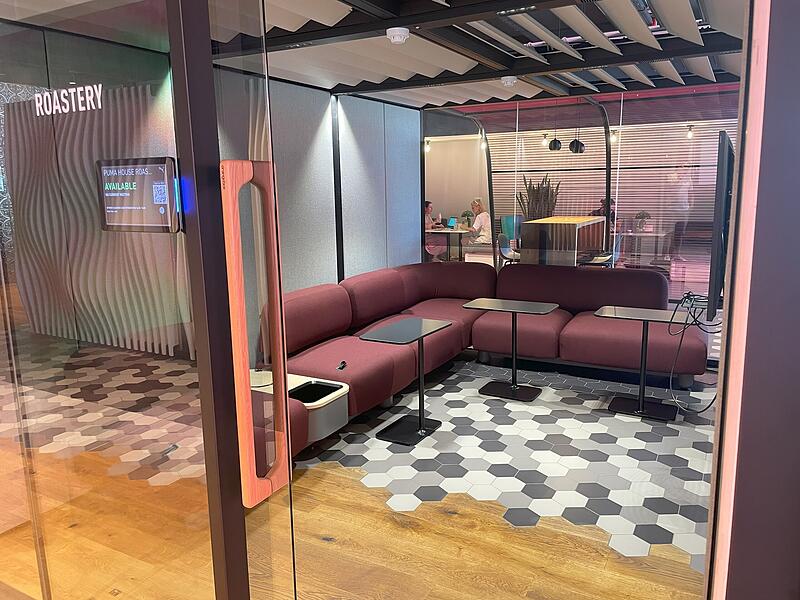Puma-Café Outlet HerzogenaurachPuma-Café Outlet Herzogenaurach Das Puma Café in der Nähe des Outlets: Die dortigen Co-Working-Spaces können von Mitarbeitern benutzt werden, stehen aber auch allen Besuchern zur Verfügung.