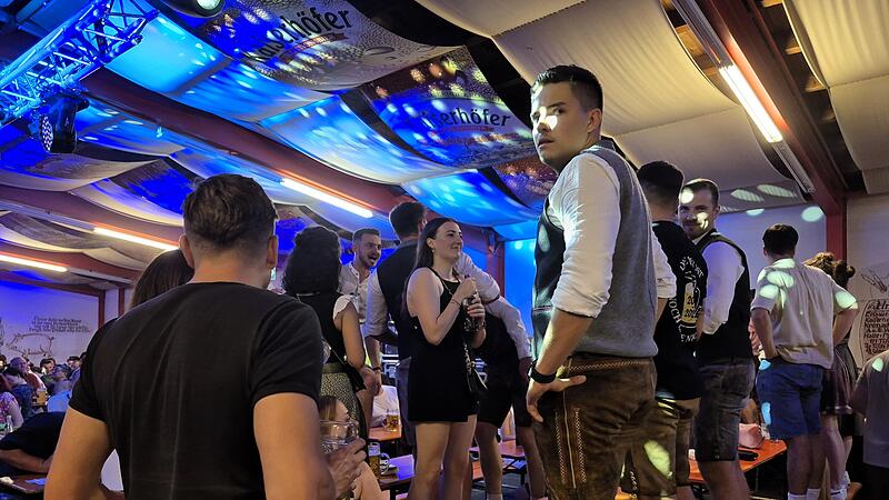 Auch 2025 stehen die Besucher auf den Bierb&auml;nken
