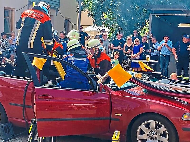 Bei einer Schau&uuml;bung zur Technischen Hilfeleistung demonstrierte die Feuerwehr die schonende Rettung einer eingeklemmten Person aus einem Unfallauto.Christian Licha