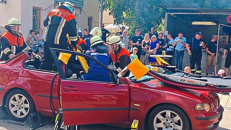 Bei einer Schauübung zur Technischen Hilfeleistung demonstrierte die Feuerwehr die schonende Rettung einer eingeklemmten Person aus einem Unfallauto.Christian Licha Bei einer Schauübung zur Technischen Hilfeleistung demonstrierte die Feuerwehr die schonende Rettung einer eingeklemmten Person aus einem Unfallauto.Christian Licha
