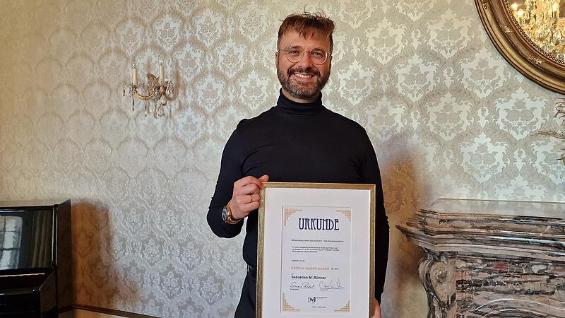 Sebstian B&uuml;nner wurde die Goldenen Juniorennadel der Wirtschaftsjunioren Deutschland verliehen.