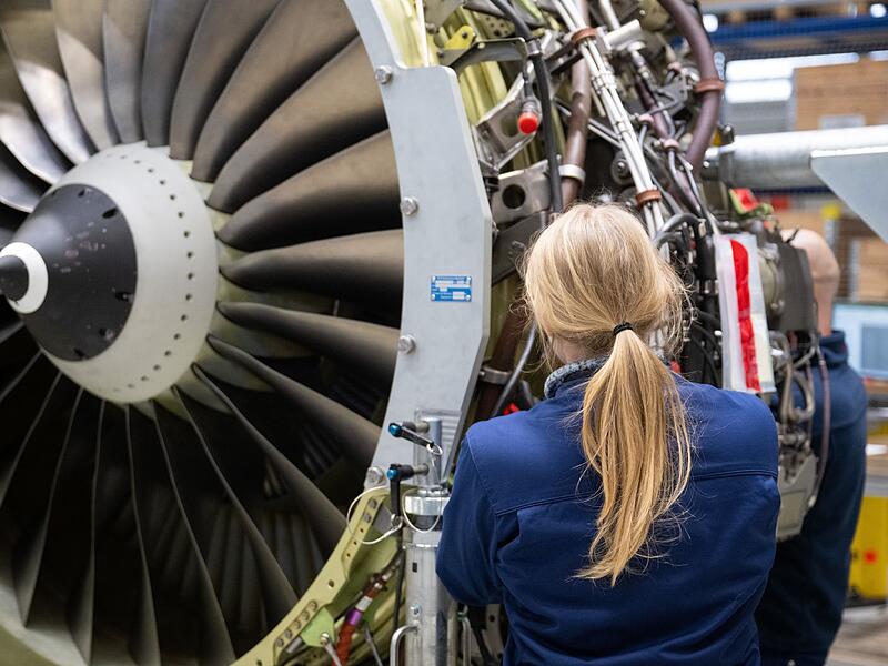 Frau in der Industrieproduktion