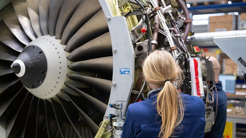 Frau in der Industrieproduktion