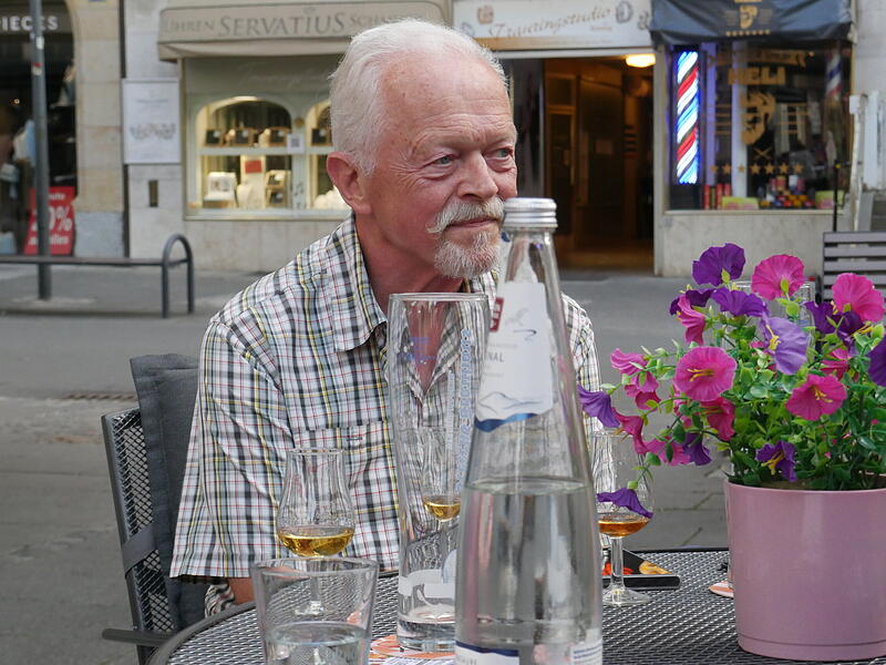 Auch der 70-jährige Peter Deisinger nimmt am Zigarrenstammtisch teil.Zigarrenstammtisch in Bad Kissingen Auch der 70-jährige Peter Deisinger nimmt am Zigarrenstammtisch teil.