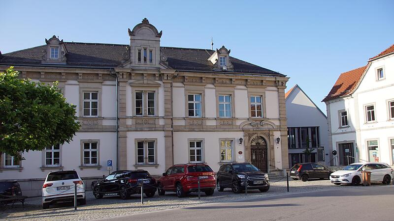 Im Eltmanner Rathaus wird der Gürtel enger geschnallt, wichtige Zukunftsinvestitionen sollen aber fortgeführt werden. Der Stadtrat will weder die Infrastruktur kaputt sparen noch den Glasfaserausbau bremsen. Im Eltmanner Rathaus wird der Gürtel enger geschnallt, wichtige Zukunftsinvestitionen sollen aber fortgeführt werden. Der Stadtrat will weder die Infrastruktur kaputt sparen noch den Glasfaserausbau bremsen.