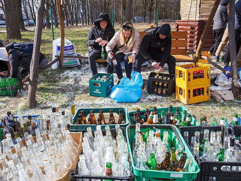 Freiwillige im westukrainischen Ushgorod stellen Molotowcocktails her, um sie gegen russische Truppen einzusetzen.