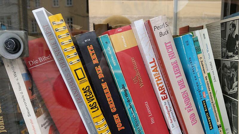 Einen schlechten Scherz erlaubten sich Unbekannte am vergangenen Wochenende mit dem Bücherschrank des Bürgervereins Coburg Scheuerfeld, indem sie einen toten Vogel in das Innere legten und damit den Inhalt unbrauchbar machten.