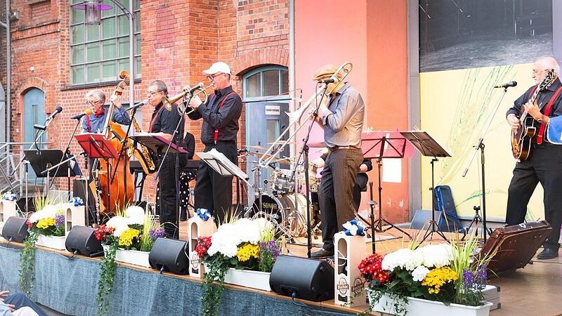 Es gibt 2024 ein Wiedersehen mit der Old Beertown Jazzband im M&ouml;nchshof. Unser Bild zeigt (von links) Conny Fischer, Wolfgang Schrepfer, Silke Krause (verdeckt), Daniel Hoffmann, Pit Brendel (verdeckt), Micha Winkler und Wolfgang Diehm.