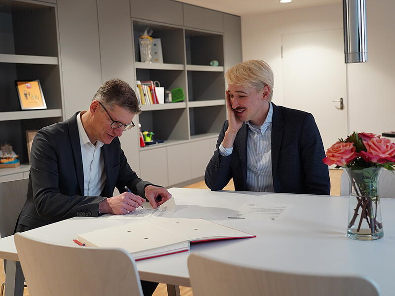 Neil Barry Moss Neuer Generalintendant am Theater Münster ab der Spielzeit 2026/2027: Neil Barry Moss (rechts) und der Oberbürgermeister von Münster, Tilman Fuchs, haben bereits am Donnerstag vergangener Woche den entsprechenden Vertrag unterzeichnet. Moss’ Vertrag in Coburg läuft aber noch bis Sommer 2029.