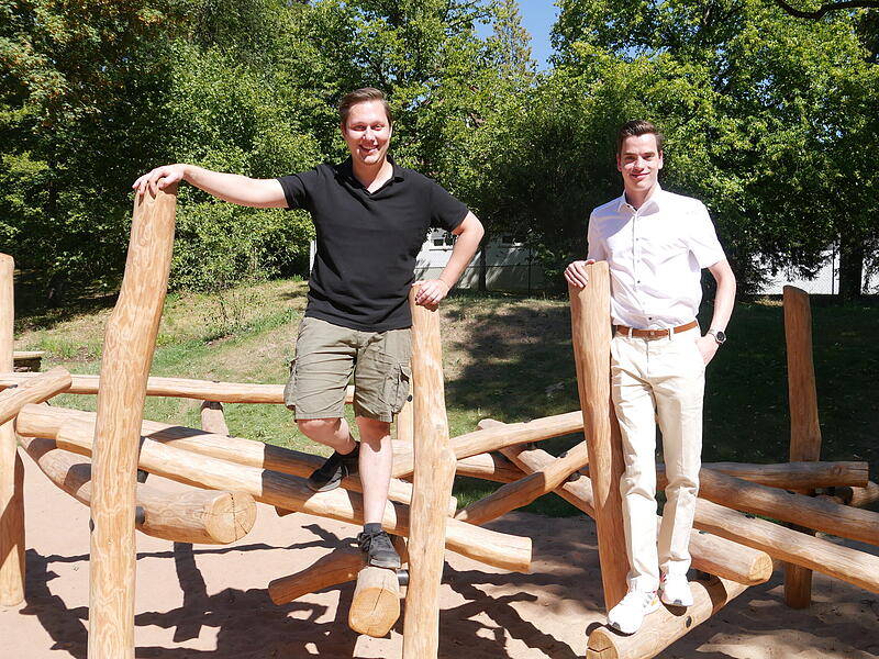 Christian Schie&szlig;er und Robin Kuhn finden manche Angebote f&uuml;r junge Leute in Bad Kissingen sehr gut &ndash; wie die Spielpl&auml;tze zum Beispiel an der Lindesm&uuml;hlpromenade.