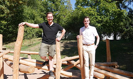 Christian Schie&szlig;er und Robin Kuhn finden manche Angebote f&uuml;r junge Leute in Bad Kissingen sehr gut &ndash; wie die Spielpl&auml;tze zum Beispiel an der Lindesm&uuml;hlpromenade.