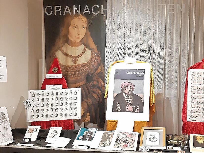 Die neueste Schaufensterdekoration beschäftigt sich mit Ausdrucksweisen von Cranach-Porträts. Für den Verein „1000 Jahre Kornach“ ist dies der Einstieg in das Jubiläumsjahrprogramm. Die neueste Schaufensterdekoration beschäftigt sich mit Ausdrucksweisen von Cranach-Porträts. Für den Verein „1000 Jahre Kornach“ ist dies der Einstieg in das Jubiläumsjahrprogramm.