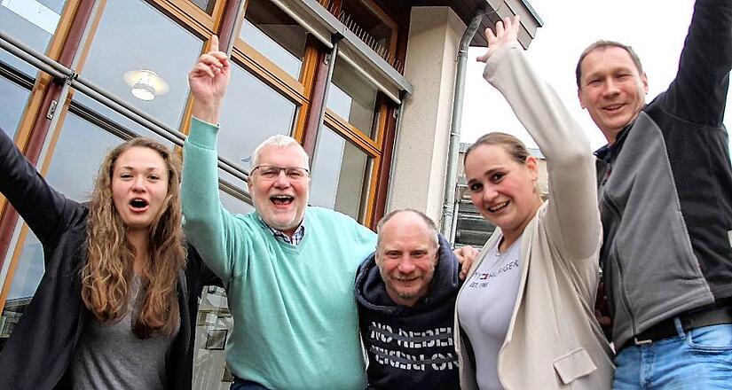In einem möglichst bunten Team geht alles besser. Davon sind überzeugt (von links): Marilena Krieger („Inklusiv! Gemeinsam arbeiten“), Andreas Limberger (Agentur für Arbeit in Iphofen), der „inklusive“ Mitarbeiter Alfred Purath aus Kaltensondheim, Angelina Stevens (Integrationsbegleitung) und Dieter Kappes (Haustechnik). In einem möglichst bunten Team geht alles besser. Davon sind überzeugt (von links): Marilena Krieger („Inklusiv! Gemeinsam arbeiten“), Andreas Limberger (Agentur für Arbeit in Iphofen), der „inklusive“ Mitarbeiter Alfred Purath aus Kaltensondheim, Angelina Stevens (Integrationsbegleitung) und Dieter Kappes (Haustechnik).