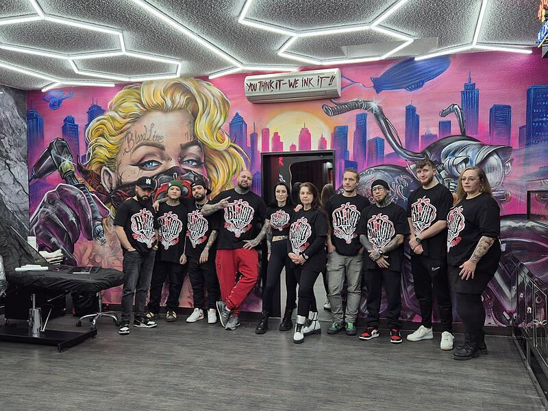 Das Bloodline-Team - vierter von links ist Chef Björn Siegling.Eröffnung nach Umzug: Tattoo-Studio Bloodline Das Bloodline-Team - vierter von links ist Chef Björn Siegling.