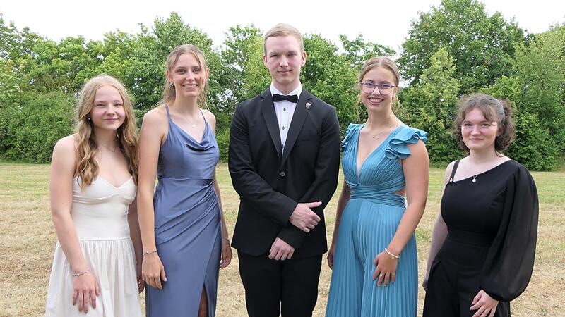 Die besten Abiturnoten erreichten (v.l.) Hanna Bedenk (Note 1,3), Amelie Werner (1,2), Moritz Reinwand (1,0), Sarah Hetterich (1,1),  und Michelle Br&auml;ndlein (1,0).